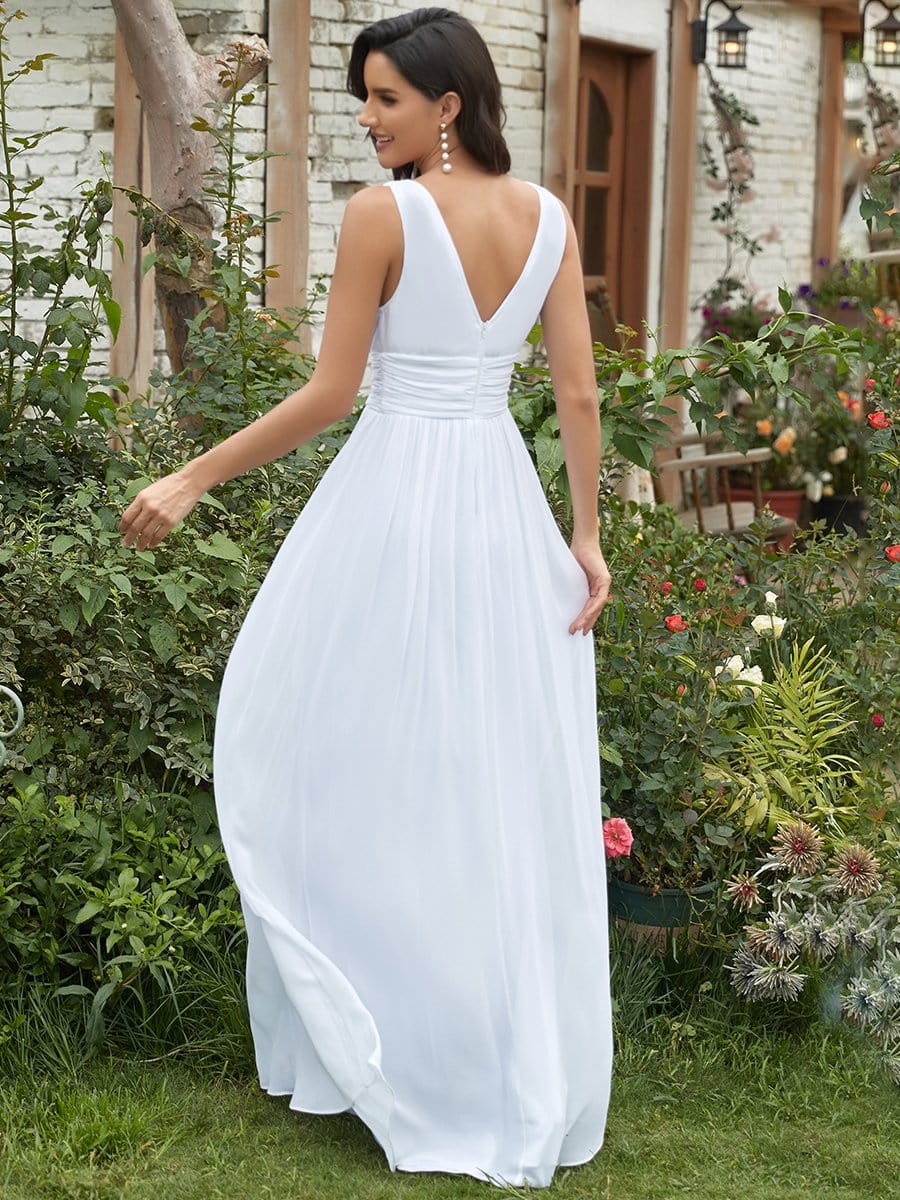 A PLAIN SLEEVELESS CHIFFON DRESS WITH A PLUNGING NECKLINE. THE FIT AND FLARE DESIGN.